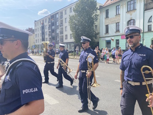 na zdjęciu policyjni muzycy w trakcie przemarszu ulicą