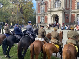 na zdjęciu policjanci na koniach oraz inni jeźdźcy przed pałacem kawalera