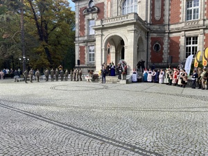 na zdjęciu plac przed pałacem kawalera, na którym osoby i oficjele w trakcie rozpoczęcia imprezy