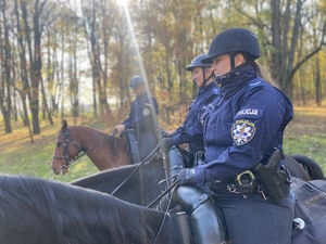 na zdjęciu policjanci na koniach