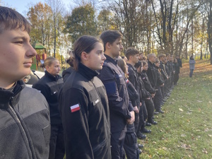 na zdjęciu młodzież w dwuszeregu na trawie