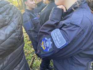 na zdjęciu młodzież szkolna w mundurach z naszywką na ramieniu