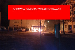 na zdjęciu paląca się wiata śmietnikowa między blokami, nad nią napis na czerwonym tle: sprawca tymczasowo aresztowany