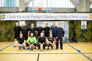 na zdjęciu drużyna policjantów w hali sportowej