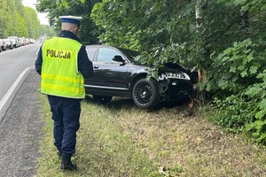 na zdjęciu policjant przy rozbitym aucie w rowie