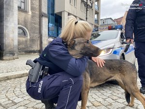 na zdjęciu policjantka przytula się do psa