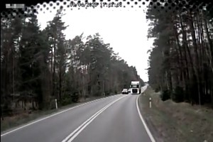 na zdjęciu samochód ciężarowy wyprzedzający inne pojazdy na drodze