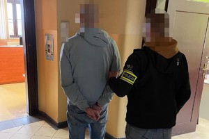 na zdjęciu policjant z zatrzymanym