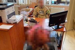 na zdjęciu policjant z zatrzymanym