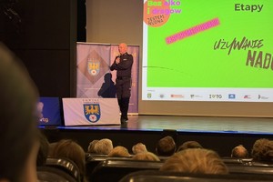 na zdjęciu policjant na scenie