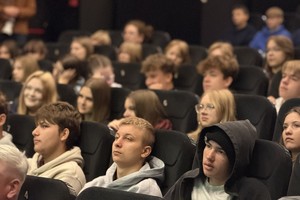 na zdjęciu osoby na widowni