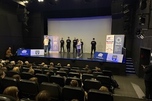 na zdjęciu osoby na widowni, a na scenie artyści