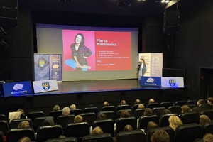 na zdjęciu scena i widownia