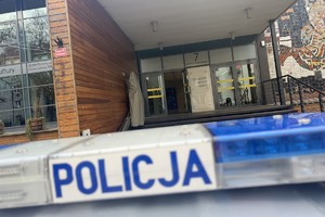 na zdjęciu policyjny neon i budynek tarnogórskiego centrum kultury