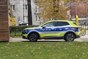 na zdjęciu radiowóz przed budynkiem