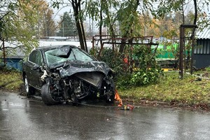 na zdjęciu rozbity samochód na jezdni