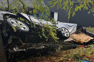 na zdjęciu rozbity samochód w rowie