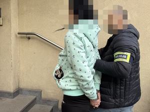 na zdjęciu policjant z zatrzymaną