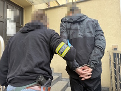 na zdjęciu policjant z zatrzymanym