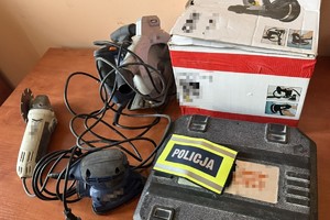 na zdjęciu elektronarzędzia na blacie i opaska policyjna
