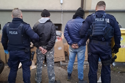 na zdjęciu policjanci z zatrzymanymi