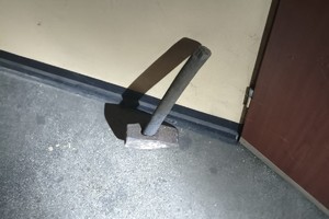 na zdjęciu młotek na ziemi