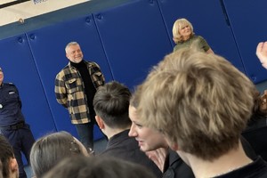 na zdjęciu policjant aktor i nauczycielka w sali przed uczniami