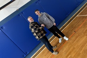 na zdjęciu aktor pozujący do zdjęć z uczniem