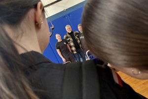 na zdjęciu aktor pozujący do zdjęć z uczniami