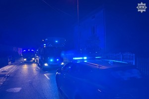 na zdjęciu radiowóz i wozy strażackie