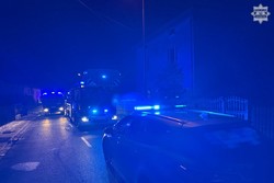 na zdjęciu radiowóz i wozy strażackie