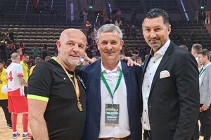 na zdjęciu trzech mężczyzna pozujących do zdjęcia