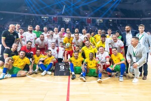 na zdjęciu dwie reprezentacje i sędziowie