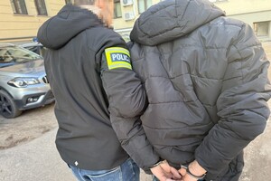 na zdjęciu policjant z zatrzymanym