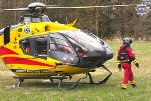 na zdjęciu śmigłowiec ratunkowy na trawie, obok osoba