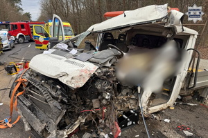 na zdjęciu rozbity samochód na jezdni, obok strażacy policjanci i ich wozy