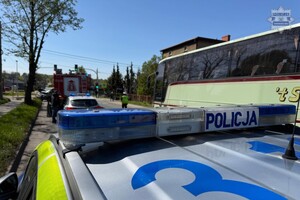 na zdjęciu radiowóz, wóz strażacki i inne pojazdy na jezdni