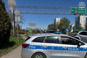 na zdjęciu radiowóz w poprzek drogi, za nim skrzyżowanie