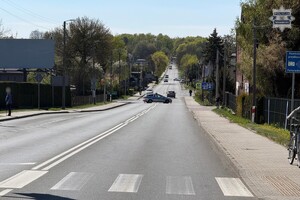 na zdjęciu odcinek drogi, na której w oddali radiowóz stojący w poprzek