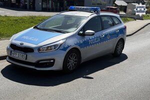 na zdjęciu radiowóz na jezdni