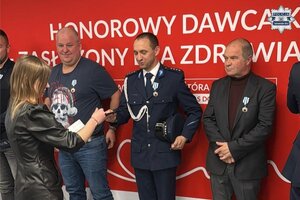na zdjęciu policjant odbierający legitymacje
