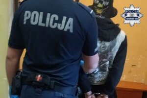 na zdjęciu policjant z zatrzymanym