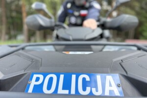 fragment quada z naklejką z napisem policja