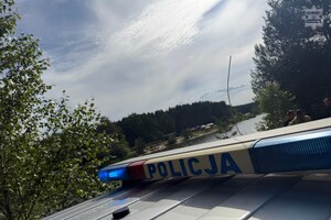 na zdjęciu policyjny neon nad zalewem