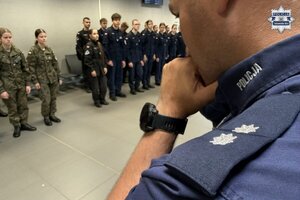 na zdjęciu policjant przed uczniami