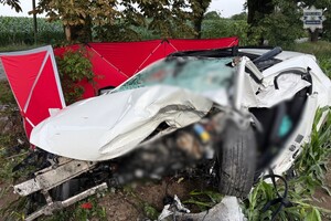 na zdjęciu rozbity pojazd i czerwony parawan
