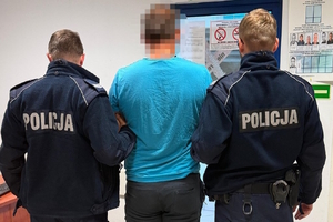 na zdjęciu policjanci z zatrzymanym