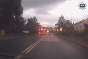 na zdjęciu obraz z wideorejestratora, na którym widać pojazdy na jezdni