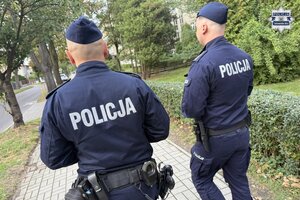 na zdjęciu policjant na chodniku