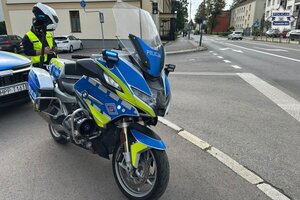 na zdjęciu policyjny motocykl na chodniku